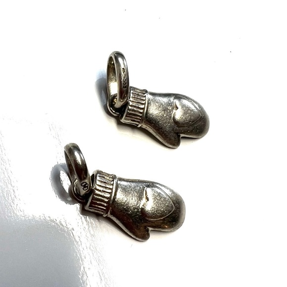 Links of London pair of heart mitten charms Sterling Silver. - Picture 4 of 5